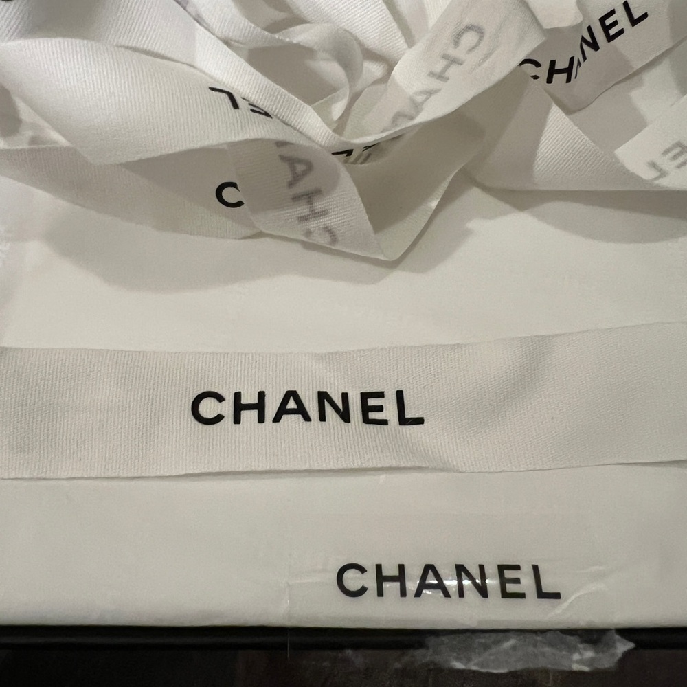Chanel Box with Ribbon - Picture 2 of 5